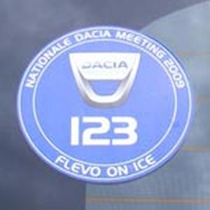 Sticker van de Dacia Meeting met volgnummer