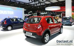 Dacia Sandero Stepway op de Autosalon Parijs (met op de achtergrond de MCV, Sandero en Duster)