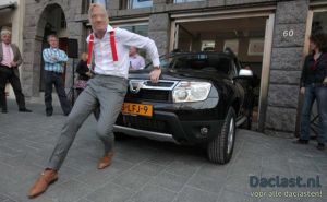 Jort Kelder poseert voor de Duster, foto: Richard Mouw, Telegraaf