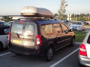 een dacia met dakkoffer