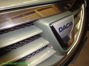 daciamodellen - een nieuw logo op mijn logan mcv