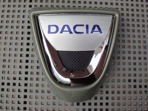 nieuw logo op oude grille dacia