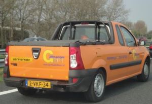 pickup-van-gert-appeldoorn-in-oranje-gewrapped