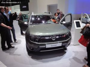De Dacia duster Delsey in de kleur Gris olive