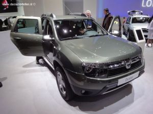 De Dacia duster Delsey in de kleur Gris olive