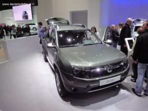 De Dacia duster Delsey in de kleur Gris olive