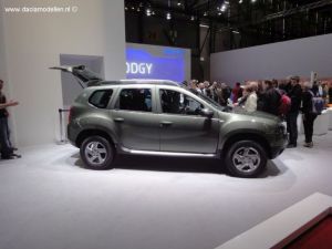 De Dacia duster Delsey in de kleur Gris olive