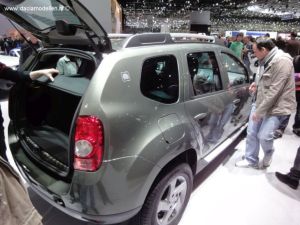 De Dacia duster Delsey in de kleur Gris olive
