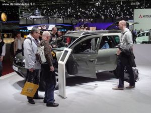 De Dacia duster Delsey in de kleur Gris olive