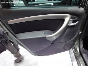 De Dacia duster Delsey in de kleur Gris olive