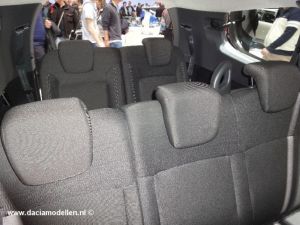 Zicht op de tweede en derde zitrij in Dacia Lodgy