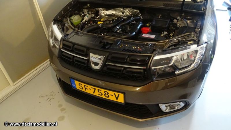 Racegaas monteren op de Sandero